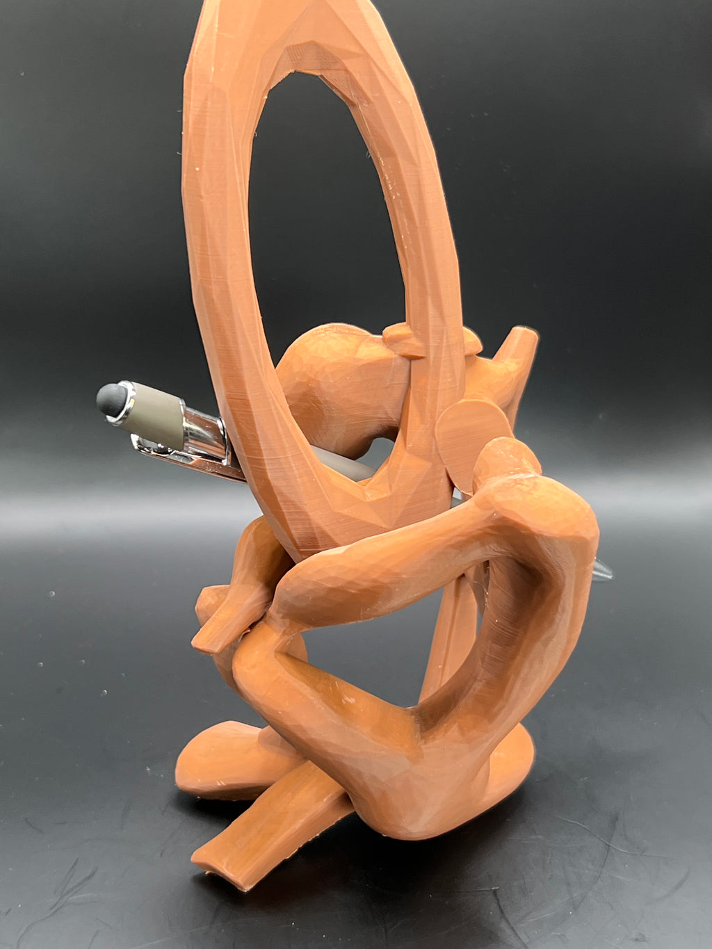 Equilibrist 3D Printed Phone & Tablet Stand – Sculptural Desk Organizer #impressao3d #3dprinting #PhoneStand #PenHolder #DeskOrganizer #3DPrinted #PETG #HomeOffice #Gadget #UniqueDesign #DeskDecor #VintedFinds #EuropeShipping #Handmade