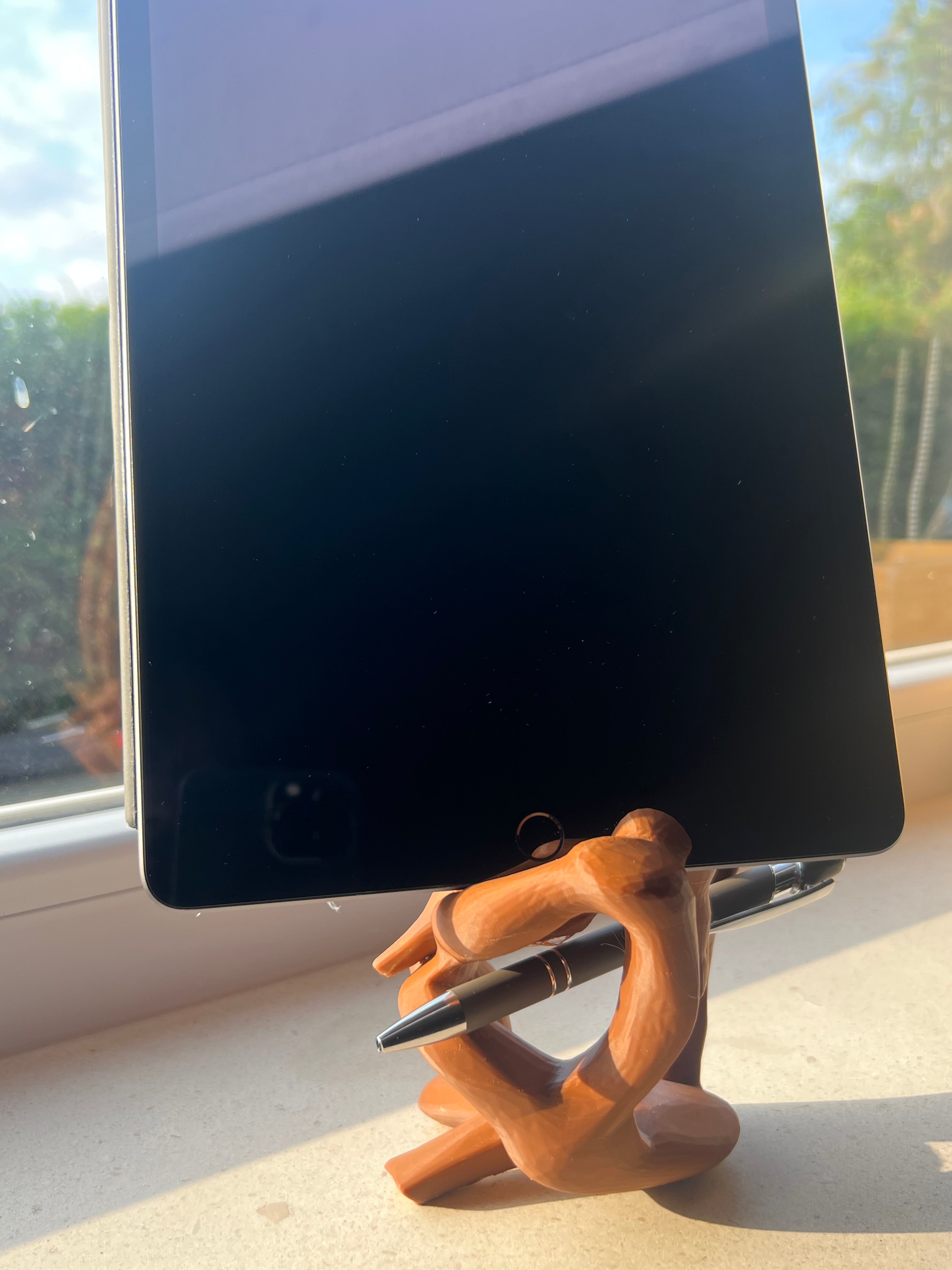 Equilibrist 3D Printed Phone & Tablet Stand – Sculptural Desk Organizer #impressao3d #3dprinting #PhoneStand #PenHolder #DeskOrganizer #3DPrinted #PETG #HomeOffice #Gadget #UniqueDesign #DeskDecor #VintedFinds #EuropeShipping #Handmade