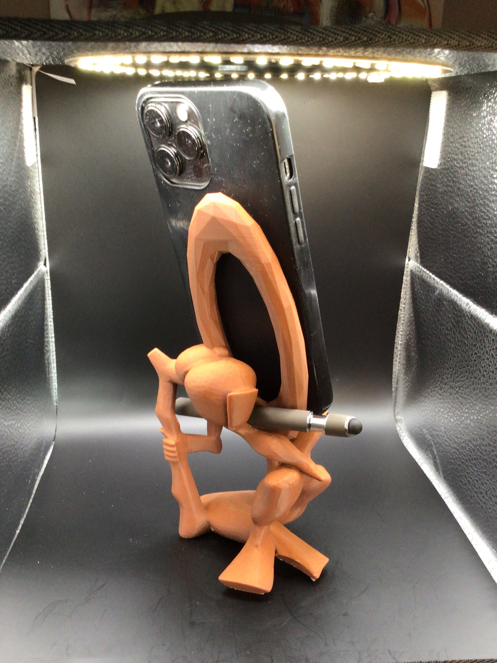 Equilibrist 3D Printed Phone & Tablet Stand – Sculptural Desk Organizer #impressao3d #3dprinting #PhoneStand #PenHolder #DeskOrganizer #3DPrinted #PETG #HomeOffice #Gadget #UniqueDesign #DeskDecor #VintedFinds #EuropeShipping #Handmade