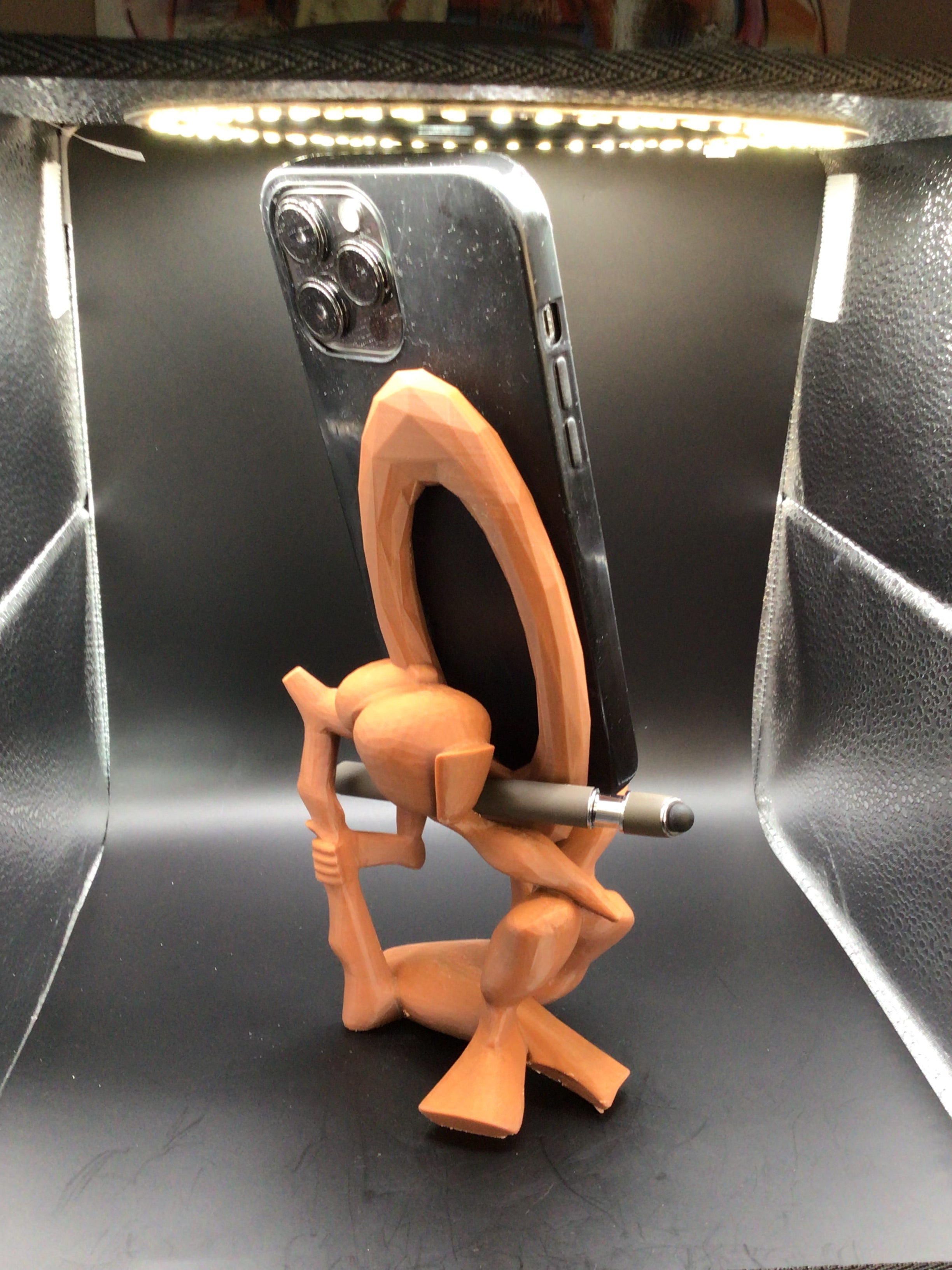 Equilibrist 3D Printed Phone & Tablet Stand – Sculptural Desk Organizer #impressao3d #3dprinting #PhoneStand #PenHolder #DeskOrganizer #3DPrinted #PETG #HomeOffice #Gadget #UniqueDesign #DeskDecor #VintedFinds #EuropeShipping #Handmade