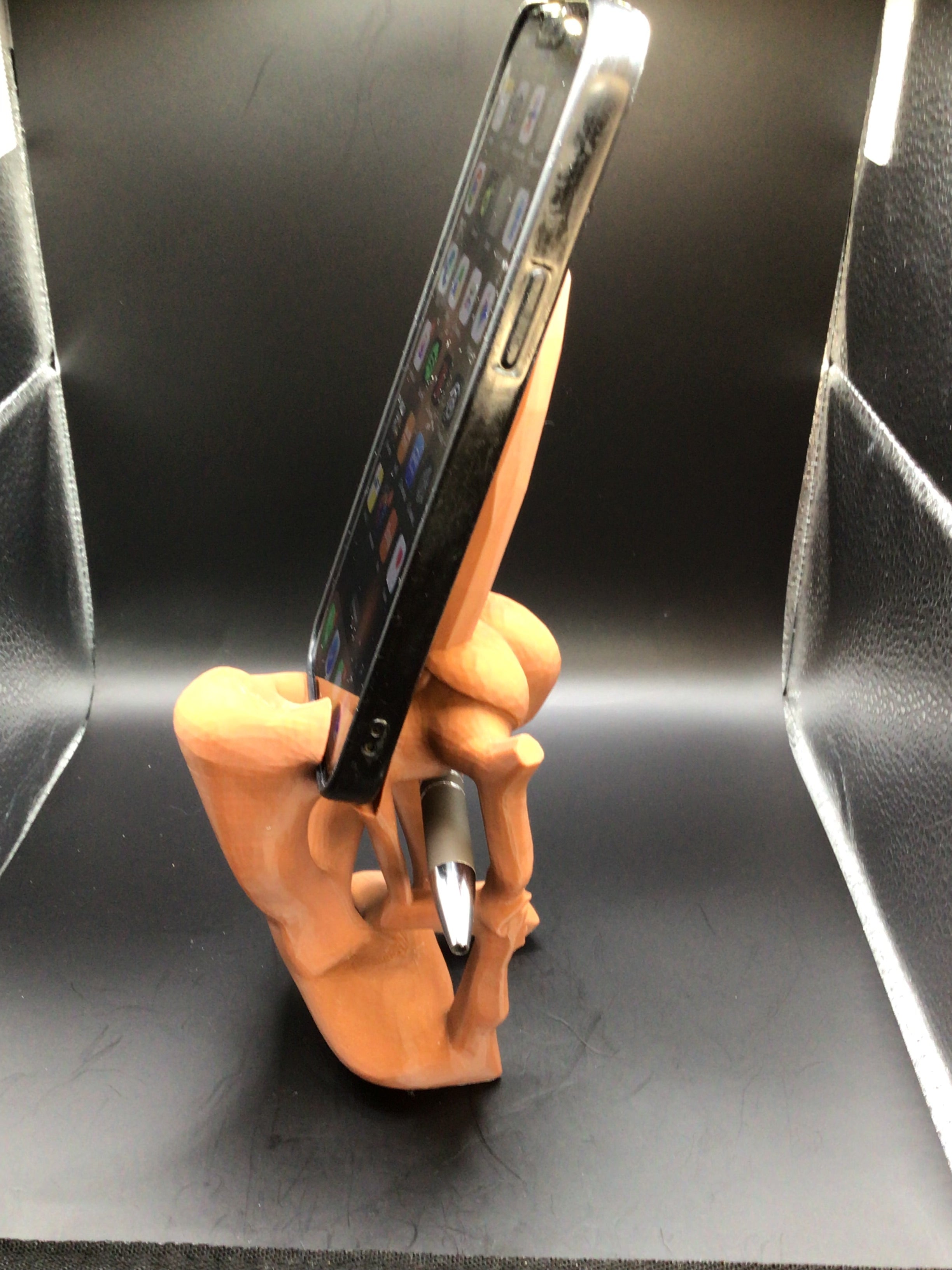 Equilibrist 3D Printed Phone & Tablet Stand – Sculptural Desk Organizer #impressao3d #3dprinting #PhoneStand #PenHolder #DeskOrganizer #3DPrinted #PETG #HomeOffice #Gadget #UniqueDesign #DeskDecor #VintedFinds #EuropeShipping #Handmade