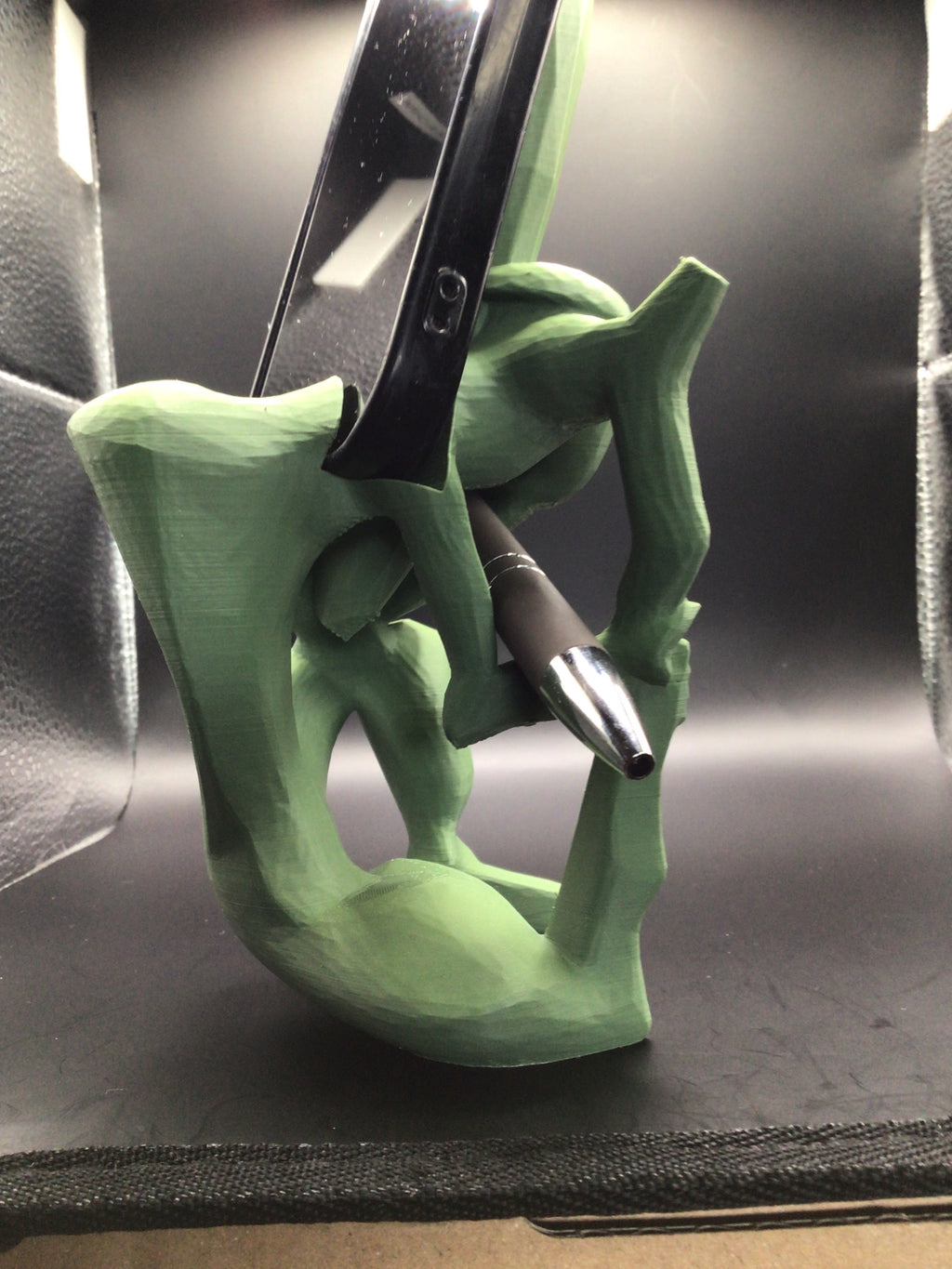 3D Printed Phone & Pen Holder Sculpture – Green PLA | 3D Inspiration