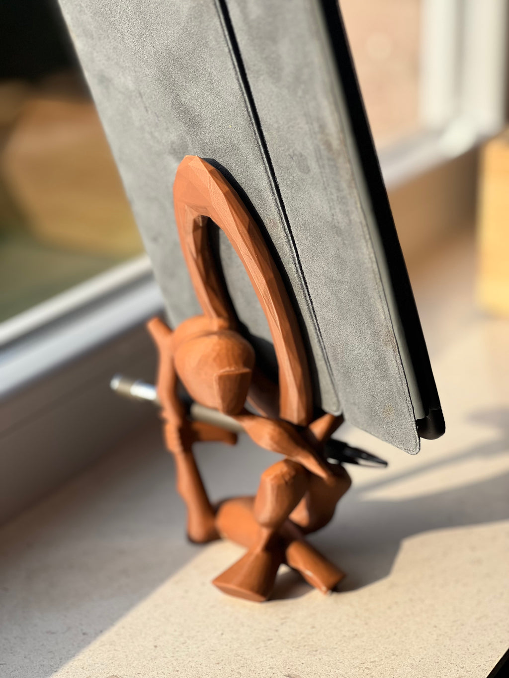 Equilibrist 3D Printed Phone & Tablet Stand – Sculptural Desk Organizer #impressao3d #3dprinting #PhoneStand #PenHolder #DeskOrganizer #3DPrinted #PETG #HomeOffice #Gadget #UniqueDesign #DeskDecor #VintedFinds #EuropeShipping #Handmade