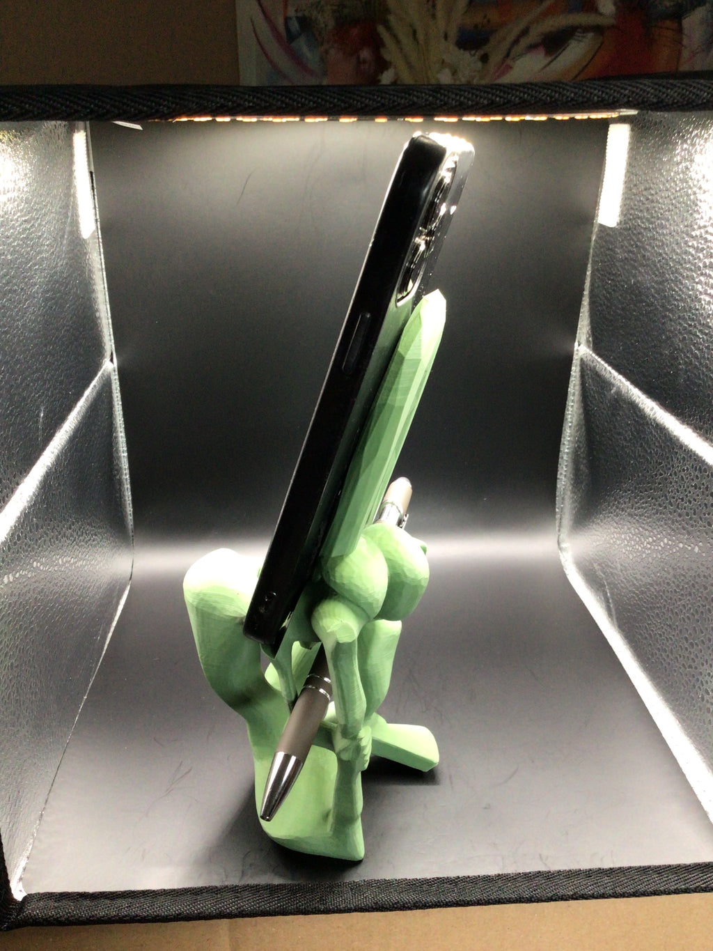 3D Printed Phone & Pen Holder Sculpture – Green PLA | 3D Inspiration
