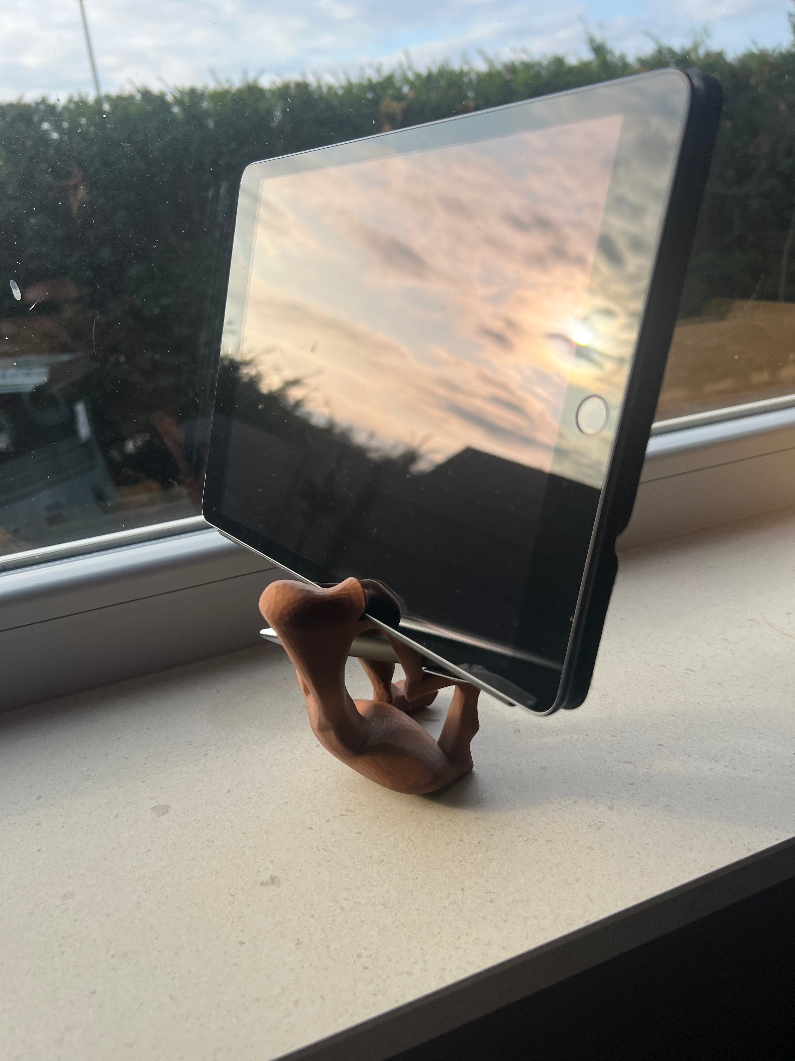 Equilibrist 3D Printed Phone & Tablet Stand – Sculptural Desk Organizer #impressao3d #3dprinting #PhoneStand #PenHolder #DeskOrganizer #3DPrinted #PETG #HomeOffice #Gadget #UniqueDesign #DeskDecor #VintedFinds #EuropeShipping #Handmade
