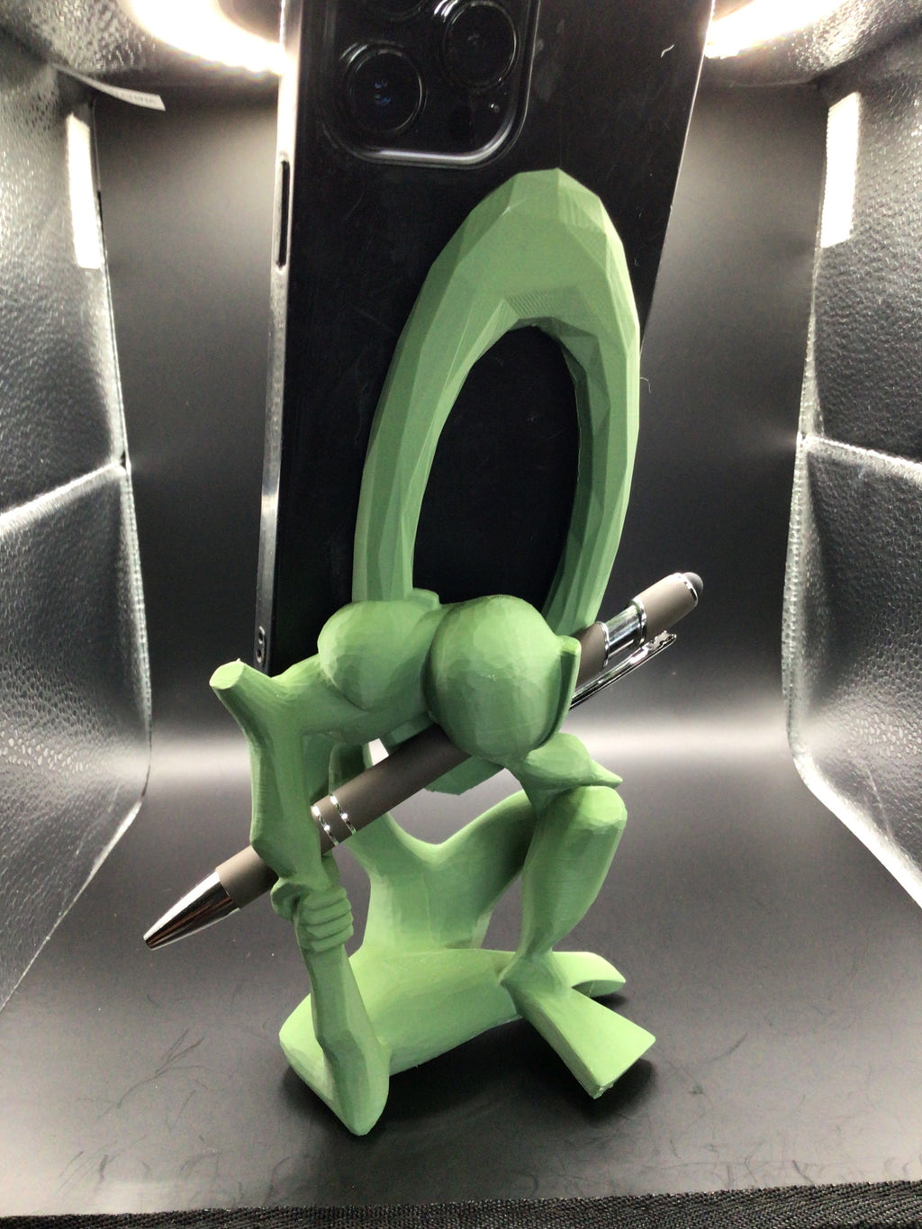 3D Printed Phone & Pen Holder Sculpture – Green PLA | 3D Inspiration