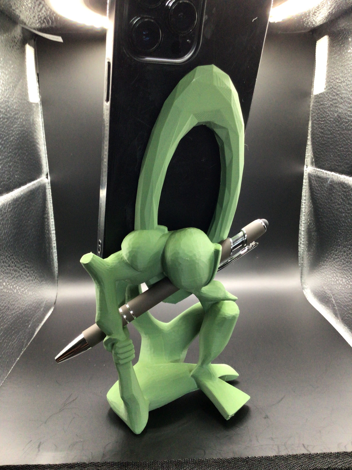 3D Printed Phone & Pen Holder Sculpture – Green PLA | 3D Inspiration