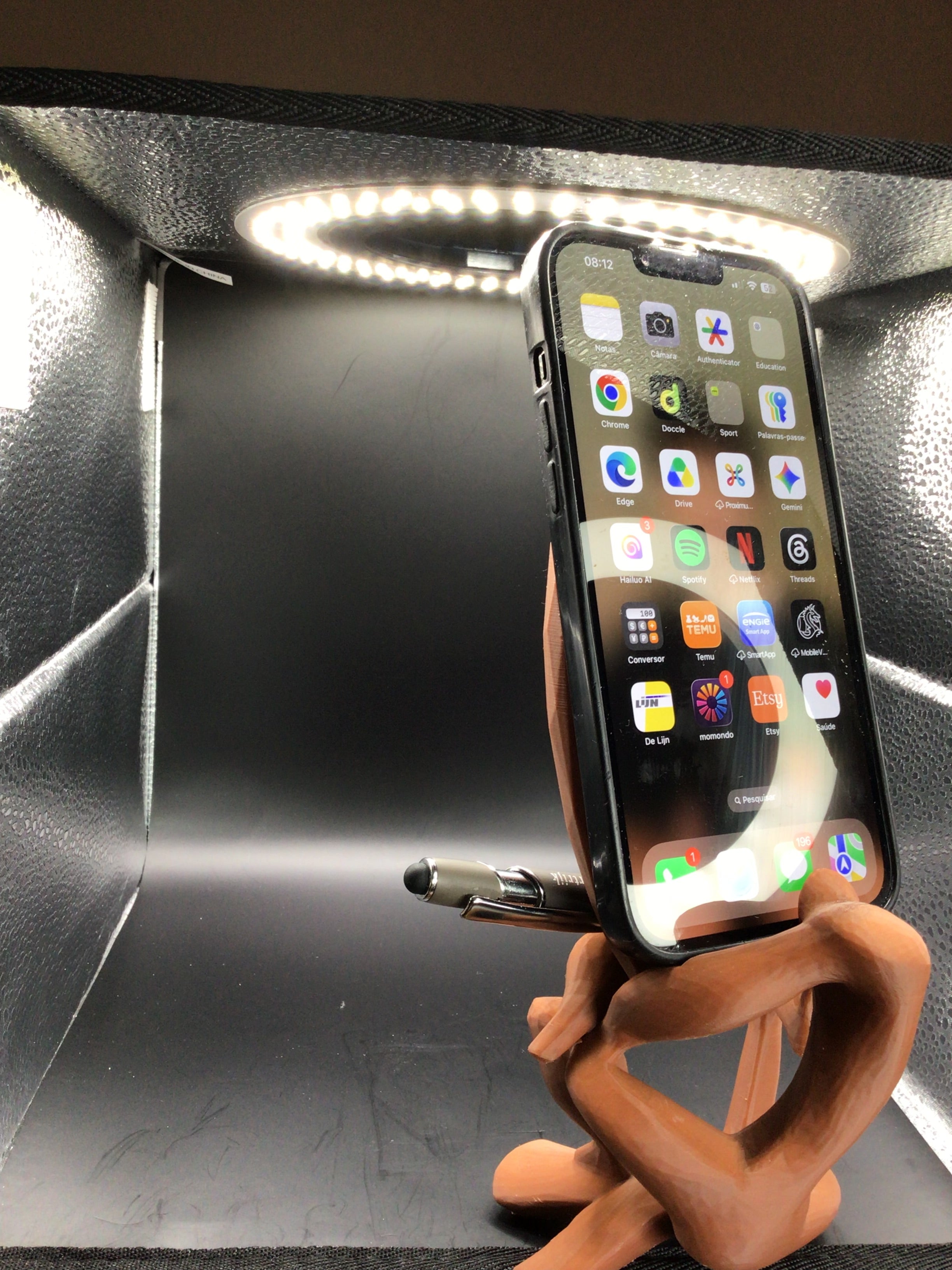 Equilibrist 3D Printed Phone & Tablet Stand – Sculptural Desk Organizer #impressao3d #3dprinting #PhoneStand #PenHolder #DeskOrganizer #3DPrinted #PETG #HomeOffice #Gadget #UniqueDesign #DeskDecor #VintedFinds #EuropeShipping #Handmade