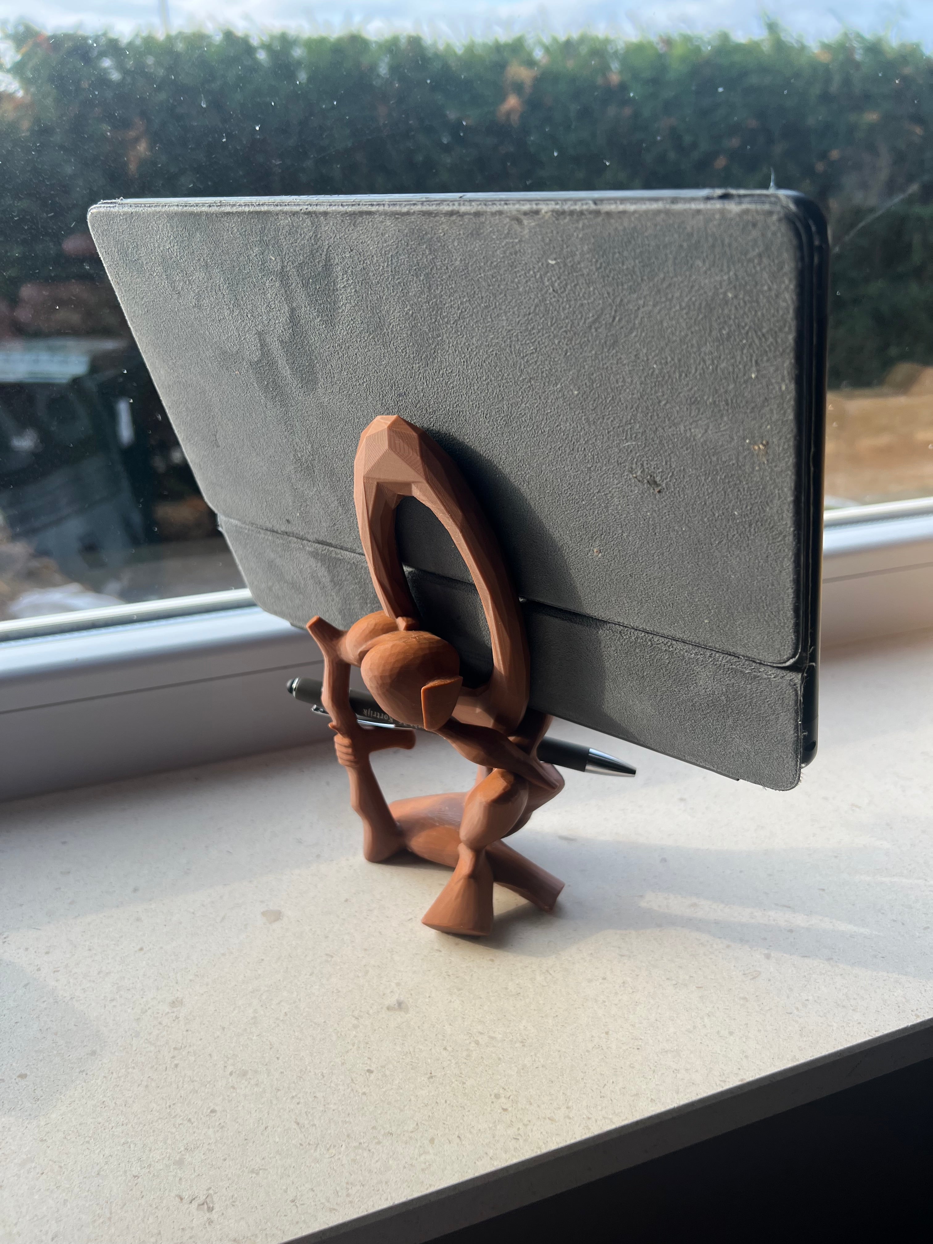 Equilibrist 3D Printed Phone & Tablet Stand – Sculptural Desk Organizer #impressao3d #3dprinting #PhoneStand #PenHolder #DeskOrganizer #3DPrinted #PETG #HomeOffice #Gadget #UniqueDesign #DeskDecor #VintedFinds #EuropeShipping #Handmade