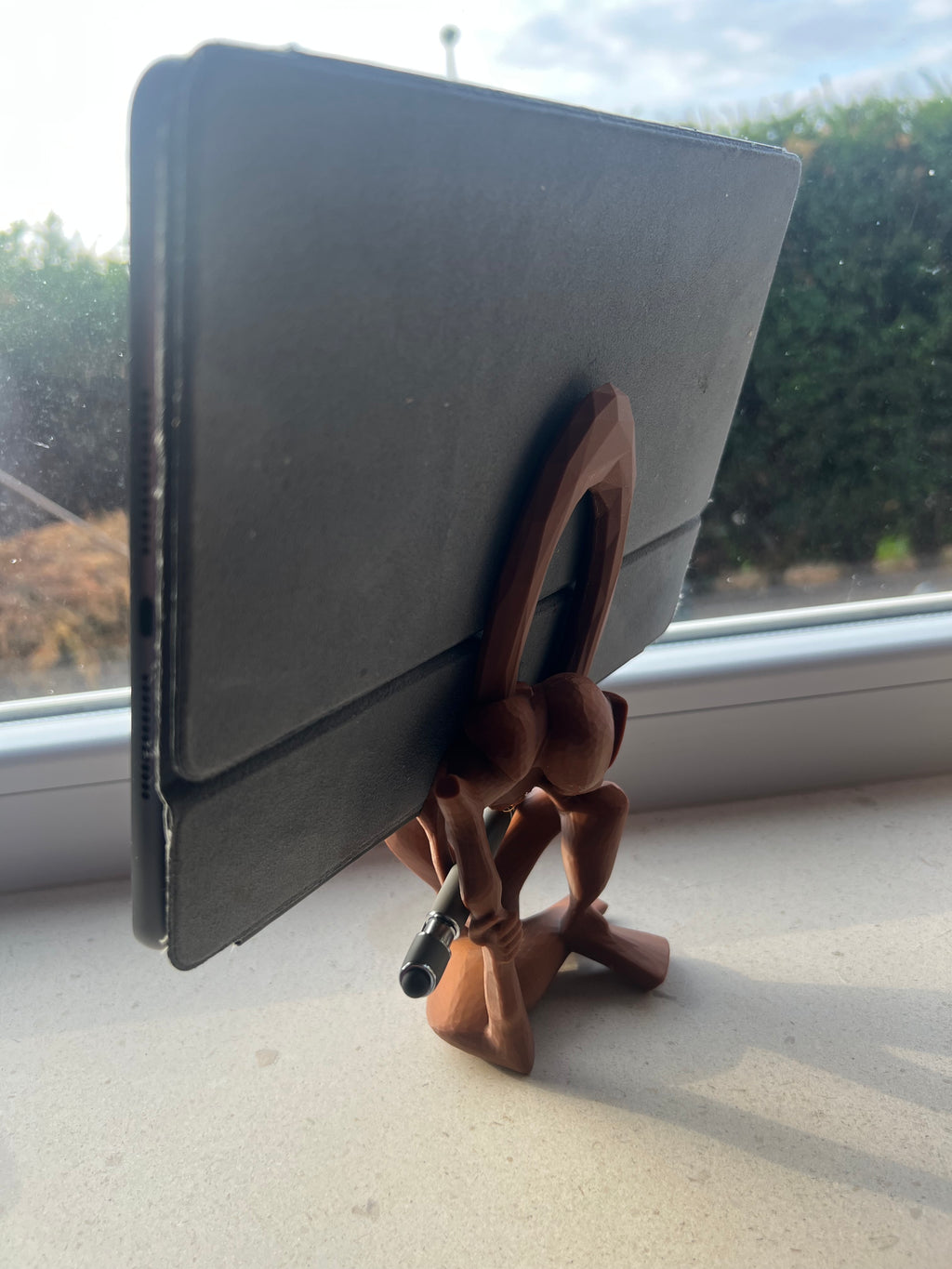 Equilibrist 3D Printed Phone & Tablet Stand – Sculptural Desk Organizer #impressao3d #3dprinting #PhoneStand #PenHolder #DeskOrganizer #3DPrinted #PETG #HomeOffice #Gadget #UniqueDesign #DeskDecor #VintedFinds #EuropeShipping #Handmade