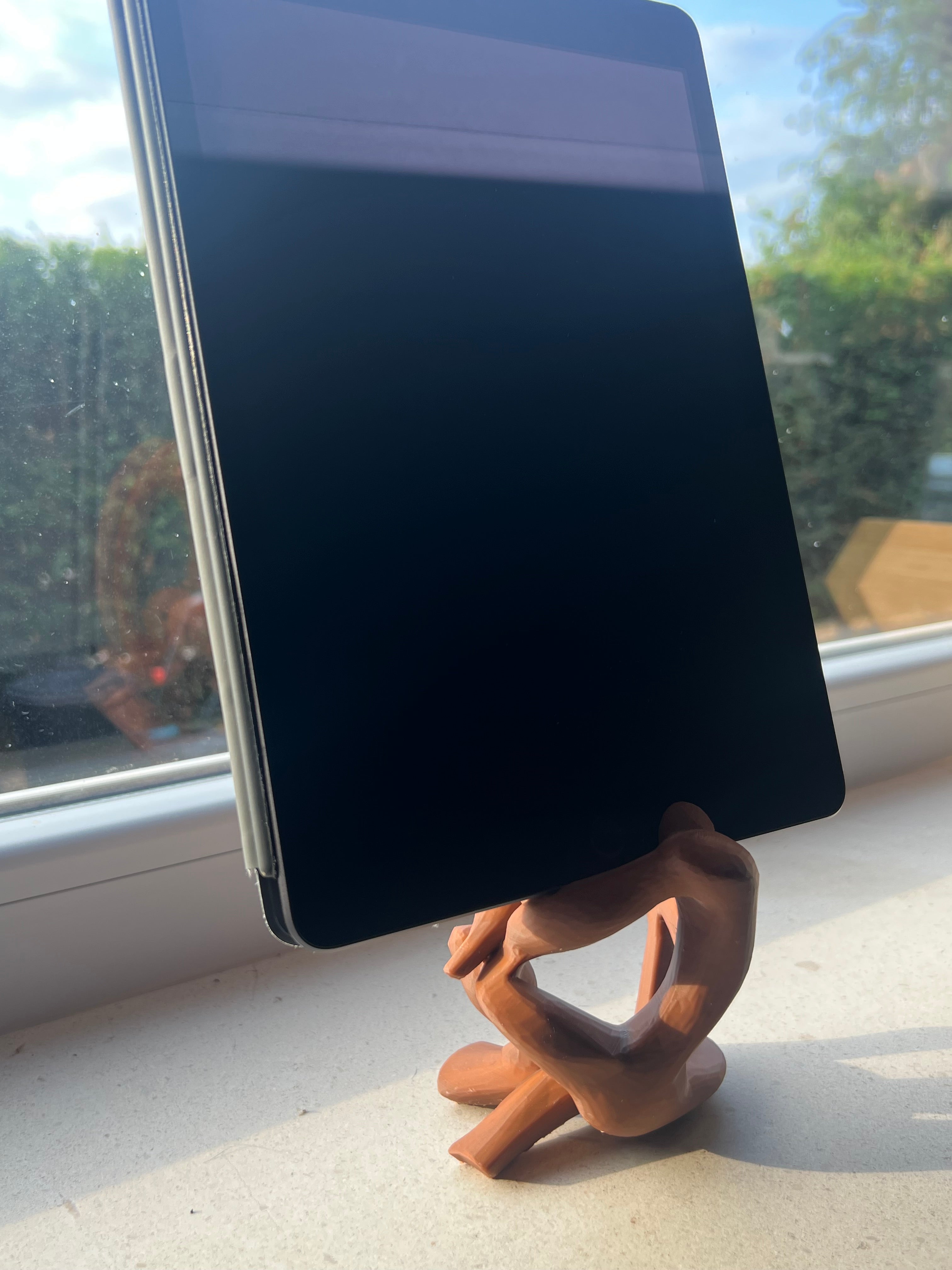 Equilibrist 3D Printed Phone & Tablet Stand – Sculptural Desk Organizer #impressao3d #3dprinting #PhoneStand #PenHolder #DeskOrganizer #3DPrinted #PETG #HomeOffice #Gadget #UniqueDesign #DeskDecor #VintedFinds #EuropeShipping #Handmade