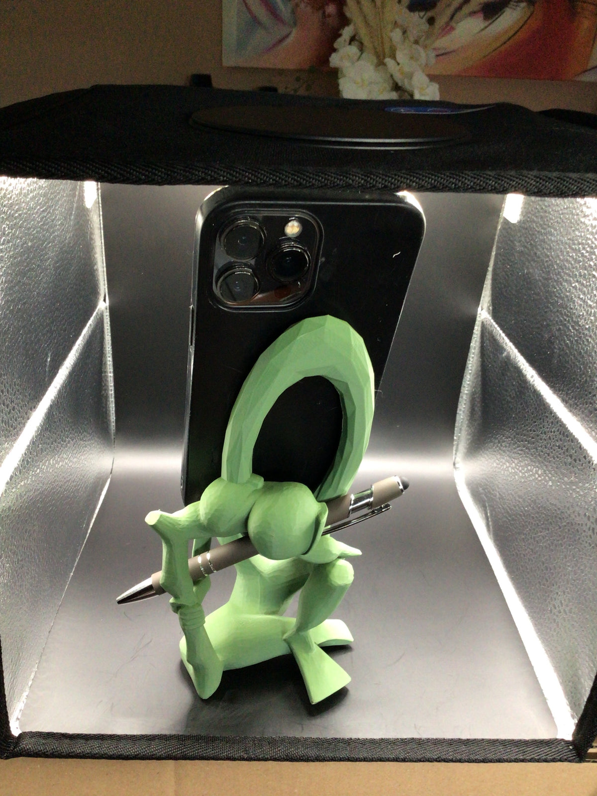 3D Printed Phone & Pen Holder Sculpture – Green PLA | 3D Inspiration