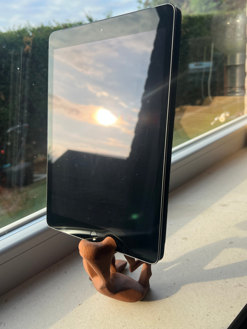 Equilibrist 3D Printed Phone & Tablet Stand – Sculptural Desk Organizer #impressao3d #3dprinting #PhoneStand #PenHolder #DeskOrganizer #3DPrinted #PETG #HomeOffice #Gadget #UniqueDesign #DeskDecor #VintedFinds #EuropeShipping #Handmade