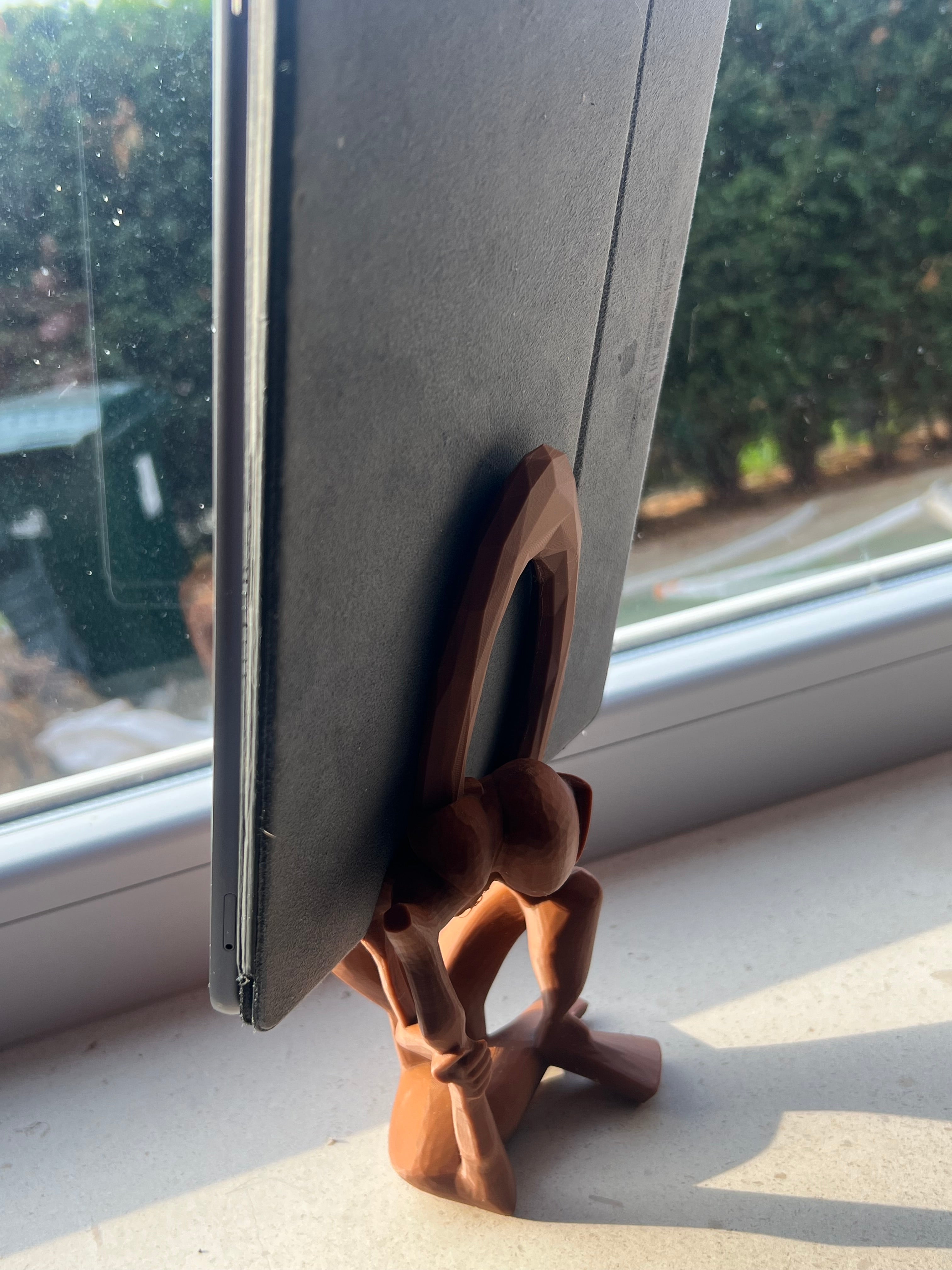 Equilibrist 3D Printed Phone & Tablet Stand – Sculptural Desk Organizer #impressao3d #3dprinting #PhoneStand #PenHolder #DeskOrganizer #3DPrinted #PETG #HomeOffice #Gadget #UniqueDesign #DeskDecor #VintedFinds #EuropeShipping #Handmade